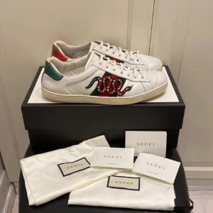 Gucci ace snake - Säljer dessa feta Gucci ace i ett bra skick, 8/10. Allt ingår: dustbags, kuvert, og låda. Självklart äkta. Skriv om det är något ni undrar över🤝