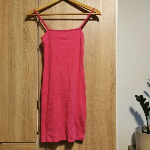 (XS) Rosa ribbad klänning från New Yorker / Amisu - Snygg cerisrosa klänning från New Yorker i storlek 34/XS 🌸.