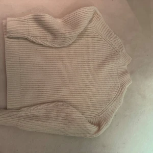 Beige stickad tröja från Uniqlo - Säljer denna otroligt fina och mysiga stickade tröjan! Den är använd kanske 1-2 ggr☺️