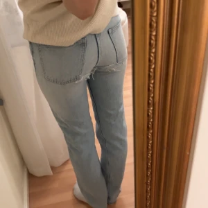 Ljusblå jeans - Säljer ett par jättesnygga ljusblåa jeans som sitter jättebra i längden men har blivit för små i midjan. De har hål baktill som är igensydda.💞💞
