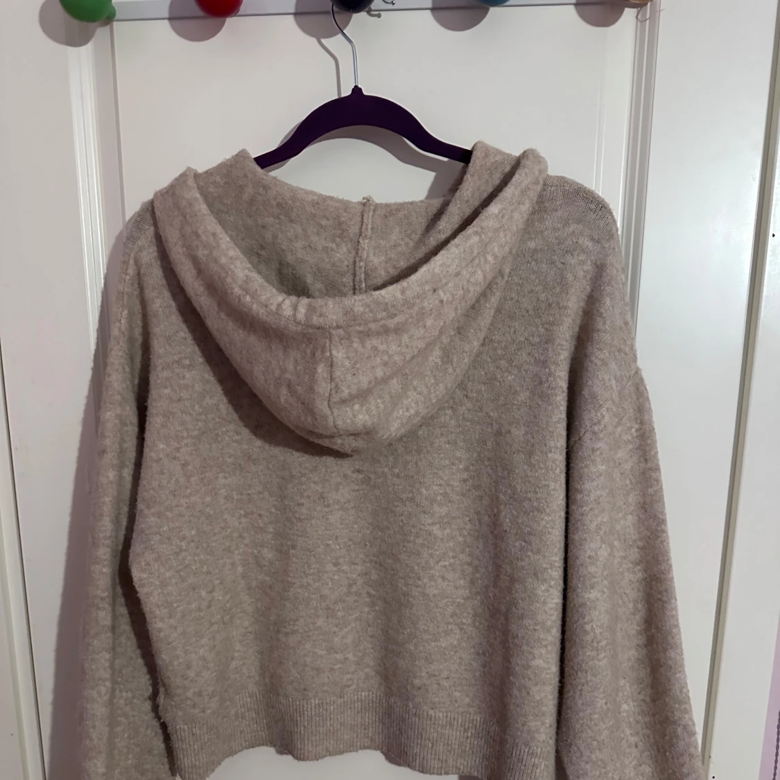 Beige hoodie ifrån Lindex - 2