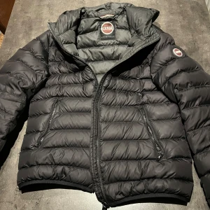 Colmar jacka - Colmar jacka herr | skick 10/10 | EU 52/L sitter mer som S-M | pris - 2400 | Jackan kostar 4500kr | fraktar via postnord eller instabox beroende på vad köparen vill. Hör av dig vid lilla minsta fundering. Kvitto finns.