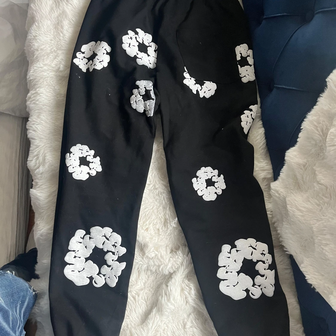 Svarta byxor med vita blommor från Denim tearsTears