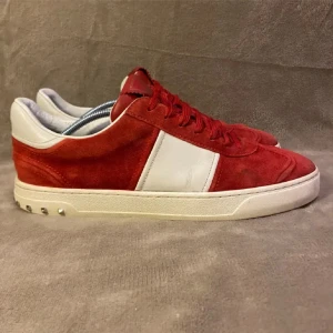 Flycrew - ALLA knitar kvar, alla ska va original | Skicket: släppt lite, se andra bilden, lite slitna vid hälen | Storlek 42 | Helt slutsålda nypris 7000 mitt pris:3799, kan gå ner lite vid snabb affär | 2 Dustbag ingår |Hör av er vid fler bilder eller frågor.