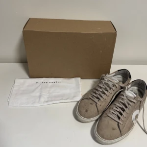 Oliver cabell - Säljer nu dessa snygga oliver cabell skor! Skorna är rätt smutsiga men det finns inga som helst defekter! Skicket är 8/10! Dessa är perfekta för varmare och regnfria dagar! Original pris: 2600 + 1000kr tullavgift. Mitt pris 699kr