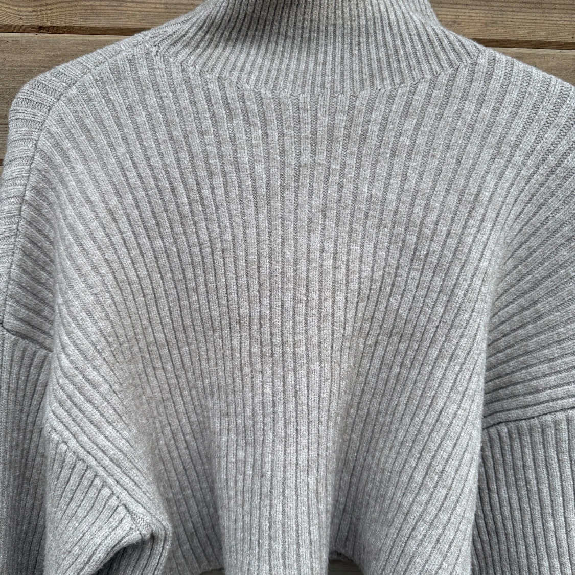Grå ribbad polotröja från Zara - 1