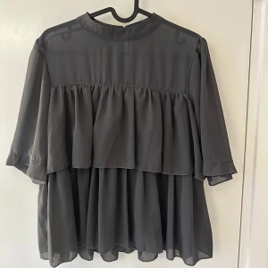 Grå volangblus! - En superfin grå blus med volanger från Ajlajk🩶🫶🏻