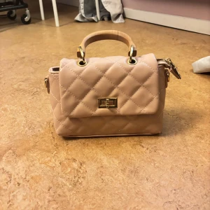 rosa liten handväska - Snygg ljusrosa handväska. Knappt använd och jättesöt🩷