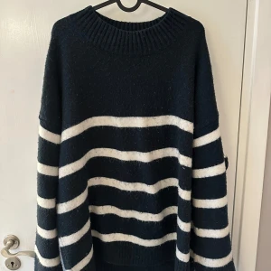 Blå och vit randig stickad tröja från HM - Mysig stickad tröja i blått och vitt med breda ränder. Tröjan har en rund halsringning och långa ärmar💙