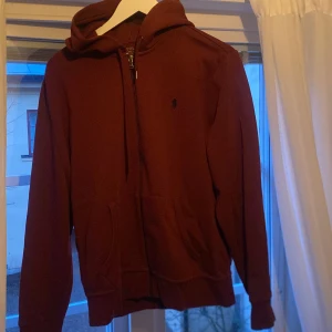 Vinröd hoodie från Polo Ralph Lauren - Röd hoodie Ralph lauren, gott skick, storlek M