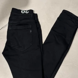 Dondup Jeans - Snygga svarta Dondup George. Nyskick, inga defekter. Pris 600kr, skriv ifall ni har några funderingar!