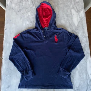 Ralph Lauren hoodie mörkblå  - Skick: 9/10. Inga defekter och tröjan är i bra skick! Tröjan är i barnstorleken XL vilket skulle översättas till en M i herr storlek. Om du är osäker på om det kommer att passa kan du alltid fråga om mått!