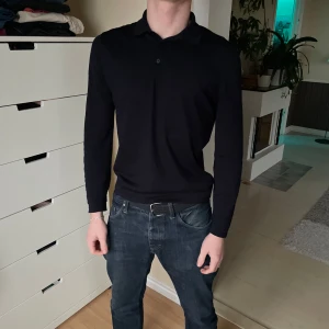 Marinblå långärmad pikétröja från masimo dutti - Snygg marinblå långärmad pikétröja från masimo dutti. Inga defekter och gjort i marinoull😀