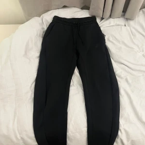 Nike Tech byxor  - Nike tech byxor gamla modellen använda några fåtal gånger, storlek S. Hör av dig vid frågor eller funderingar!