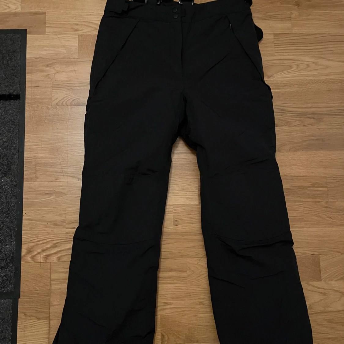 Svarta överdragsbyxor