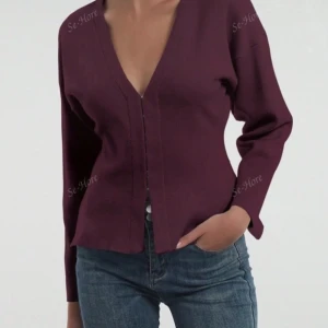 vinröd tröja  - vinröd tröja/kofta från shein som är tightare i midjan, liknar den från zara, aldrig använd, jätteskönt material men kommer inte till användning😊