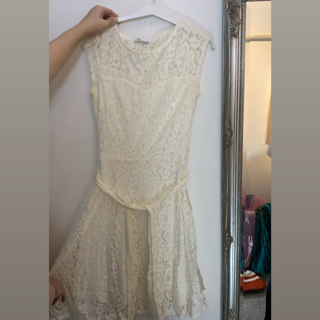 Vit spetsklänning från KappAhl