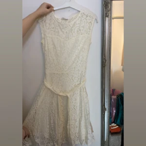 Vit spetsklänning från KappAhl - Säljer en söt vit spetsklänning från KappAhl. Klänningen är ärmlös med en fin spetsdesign och har en kort längd. Perfekt för sommarens alla tillfällen. 💫