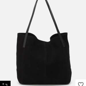 Svart axelväska i mocka - använd men i fint skick, nypris 539 