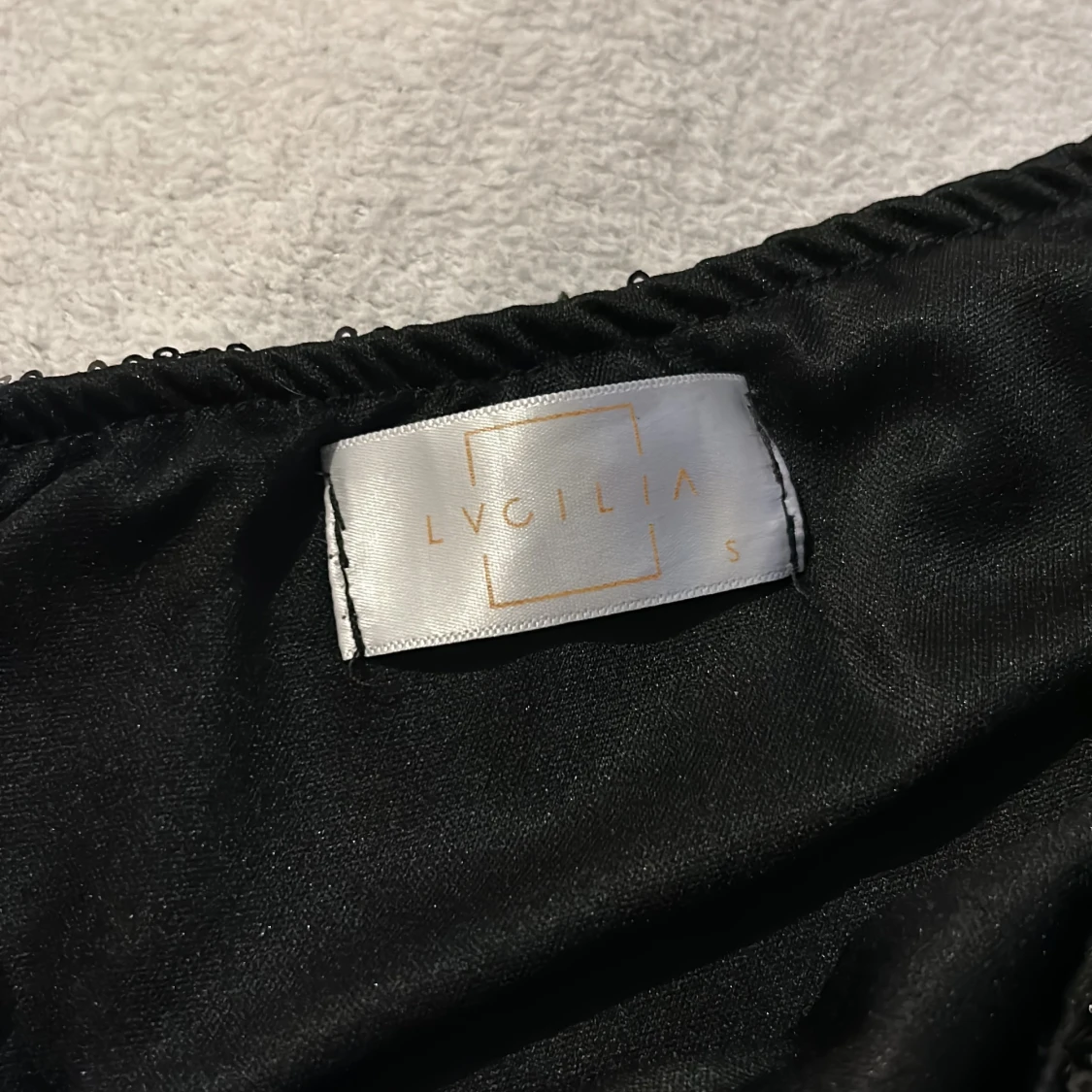 Svart paljettprydd oneshoulder topp från Lycilia - 3