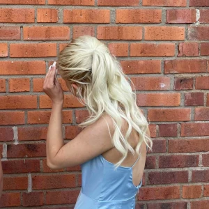 Ljusblå långklänning med slits - Använd en gång, har kortat banden så den skulle passa mig men kan ta bort om så önskas😇