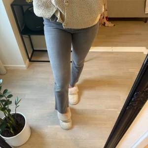 Grå jeans ankel långa  - Snygga grå jeans, ankel långa. Perfekta för en stilren look. Passar perfekt till allt. Storlek W28