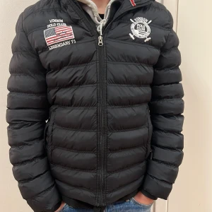 Polo jacka  - Helt ny säljer för 140 kr. storlek M. Kom med bud. Tveka inte att höra av dig! Fraktar samma dag om inte dagen efter👍🏼