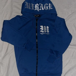 Mirage Zip Hoodie | Custom Streetwear - Blå väldigt hög kvalité zip hoodie (400 GSM) från vårt eget företag. Vi har sålt massvis i Sverige och vill fortsätta expandera. Storlekar S/M/L finns samt barn storlekar (alltså kortare armar osv). SKRIV TILL OSS FÖRST FÖR ATT CHECKA VILKA STORLEKAR SOM FINNS KVAR DÅ DEM SÄLJS FORT ! 