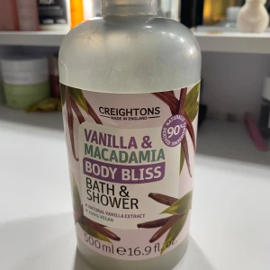 Vanilla & Macadamia Body Bliss Bath & Shower - Creightons Vanilla & Macadamia Body Bliss är en bad- och duschgel med naturligt vaniljextrakt och macadamiaolja. Produkten är 100% vegansk och innehåller 90% naturliga ingredienser. Flaskan rymmer 500 ml. 