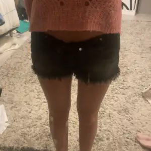 Jätte fina svarta shorts från H&m! Dom är lite stora för mig så därför har jag Vikit ner dom storlek M men skulle säga att dom passar s med💞