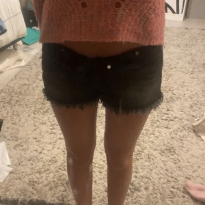 Svarta jeansshorts  - Jätte fina svarta shorts från H&m! Dom är lite stora för mig så därför har jag Vikit ner dom storlek M men skulle säga att dom passar s med💞