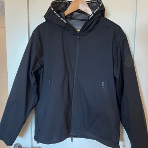 Moncler jacka - Hej, säljer en ovanlig Moncler vind/regn jacka som är storlek 2 = Medium. Jackan är köpt på NK Göteborg, kvitto och tags finns. (Pris diskuterbart) MVH//Ted