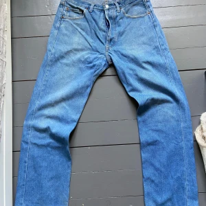 Levis 501 💯 - As snygga 501or. Har redan ett exakt likadant par så därför säljer jag de. Mått, fler bilder osv kan jag skicka på dm 💯💯