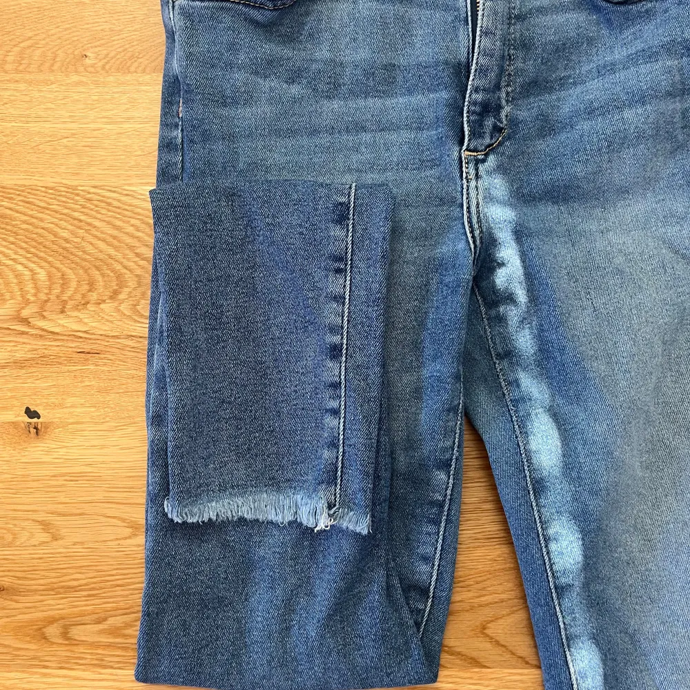 Säljer ett par jeans i storlek M från GinaTricot. Slitningar längs ned i benen, köpta sådana. Bra använda, gott skick. . Jeans & Byxor.