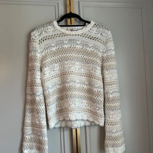 Tröja  - Super snygg tröja! Väldigt modern och inte alls många som har en sådan! Fick i prisent men den kommer inte till användning! Alldrig använd! Köpt för 349kr