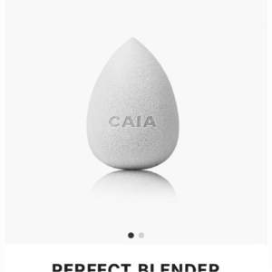 Hej, säljer denna caia beauty blender. Den är samma som visas på bilden fast k fårgen röd. Jag fick den i caia kalendern!💋