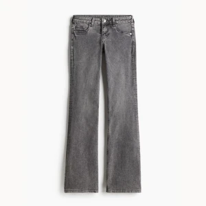 Helt Nya! Low Rise grå Jeans - As snygga gråa lågmidjade jeans från H&M! Säljer då de tyvärr var för korta på mig som är 174cm lång, och hann inte lämna tillbaka. Alla lappar är kvar och de är helt oanvända. Midjemåttet mätt rakt över är ca 35cm, och innerbenslängden är ca 79cm🫶💕