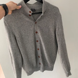 Dondup Cardigan  - Tja! Säljer nu min super snygga dondup cardigan då den inte kommer till användning längre. Tröjan är 60% merino wool och 40% Cashmere👍🏼(Pris går att diskutera, står dock inte för frakten)