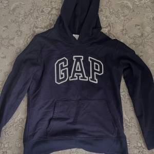 En mörkblå Hoodie från GAP, storlek XS, har bara kommit till användning en gång, Unisex, nypris 379kr men säljer för 200kr. 