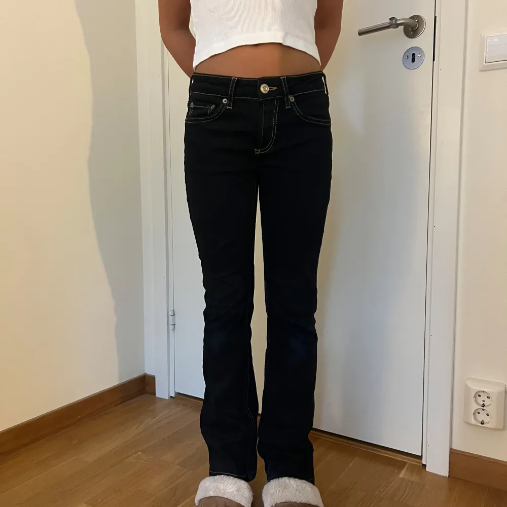 Säljer dessa lågmidjade och bootcut jeans från Zara. I mycket bra skick!💓. Jeans & Byxor.