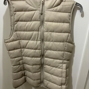 Beige väst - Säljer en helt oanvänd beige väst i storlek S. Köpte för 550 men säljer för 250 kronor.
