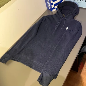 Ralph Lauren hoodie - Hej jag säljer en Ralph Lauren hoodie I storlek S och nypris 2100 kr. Den är i 9/10 skick och passar någon som är 170-160😇