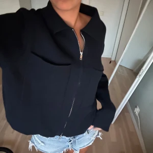 Mörkblå kofta - Säljer min mörkblå kofta från Carin Wester! Storlek L men passar absolut en S/M