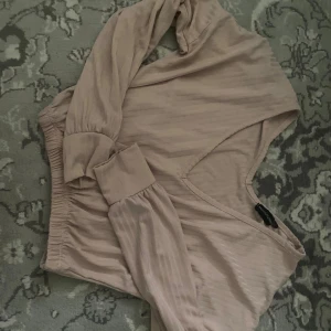 Söt urringad rosa tröja - Urringad rosa basic tröja. Jätte gullig köptes från prettylittlething i storlek Xs