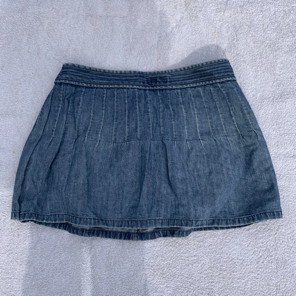 Supersöt jeanskjol från topshop. Midjemått: 38 cm. Längd: 35 cm. Passar S/liten M. Är insydd ca 4 cm på varje sida (går att sprätta ofc) så egentligen är det storlek 42. 💙. Kjolar.