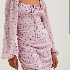 Super fin klänning - Säljer min fina klänning från NAKD köpt nu i sommar inte använd många gånger! 