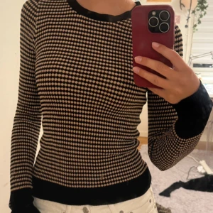 Långärmad tröja - Inga defekter, mycket strechigt material så passar många storlekar💕