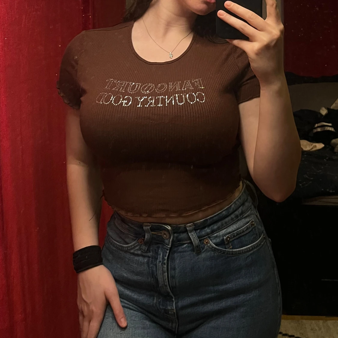 Brun ribbad t-shirt med text