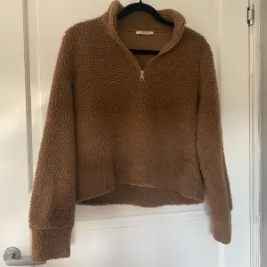 Mysig brun fleece tröja från Pieces i storlek XS🐻🧸