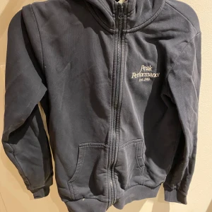 Peak Performance Hoodie - Svart hoddie  Se bilder för skick Hund finns i hemmet Inga returer